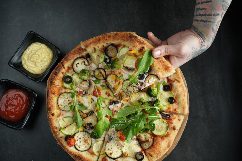 Pizza vegetariana con verduras frescas y queso