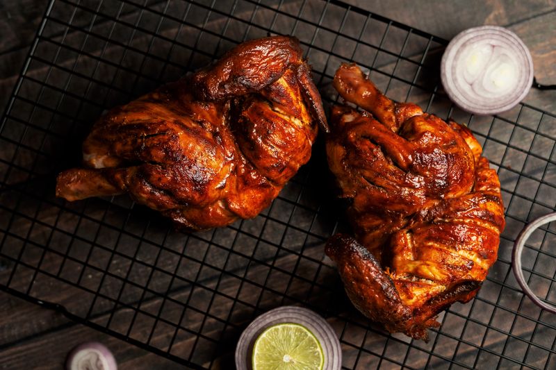 Pizza BBQ con pollo a las brasas y cebolla caramelizada