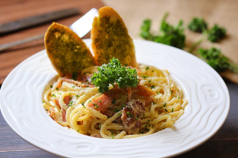 Pasta Carbonara cremosa con huevo y panceta