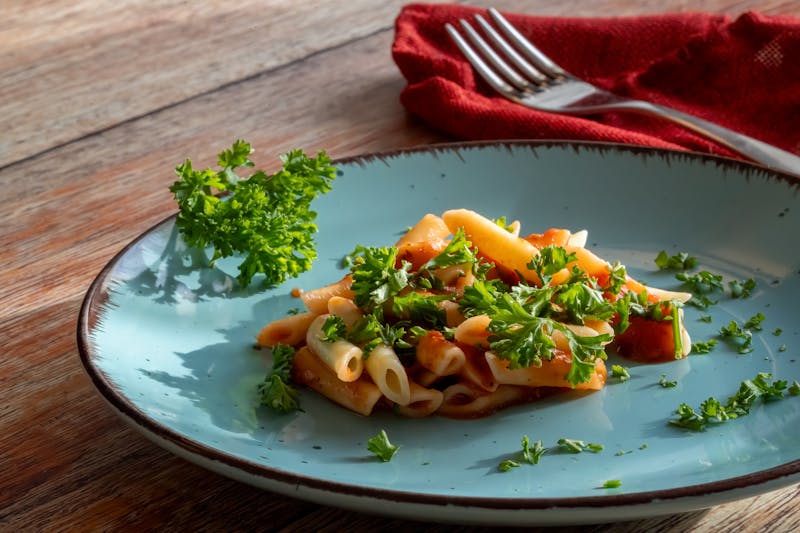 Penne arrabiata con salsa de tomate y chile