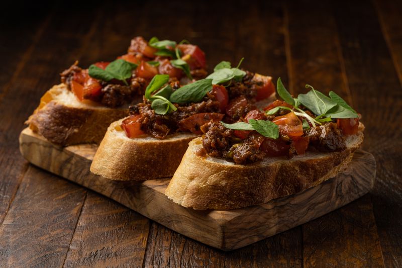 Bruschetta italiana con tomate y albahaca fresca