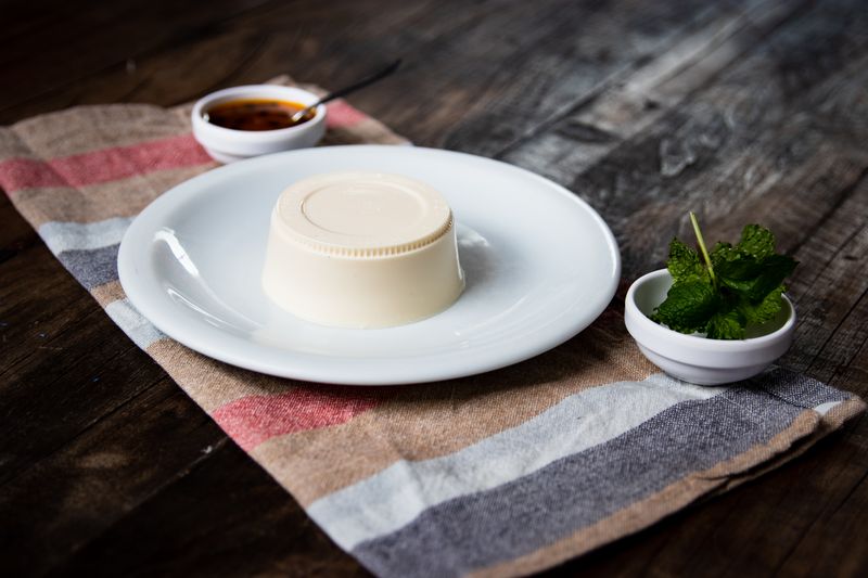 Panna cotta italiana con frutos rojos