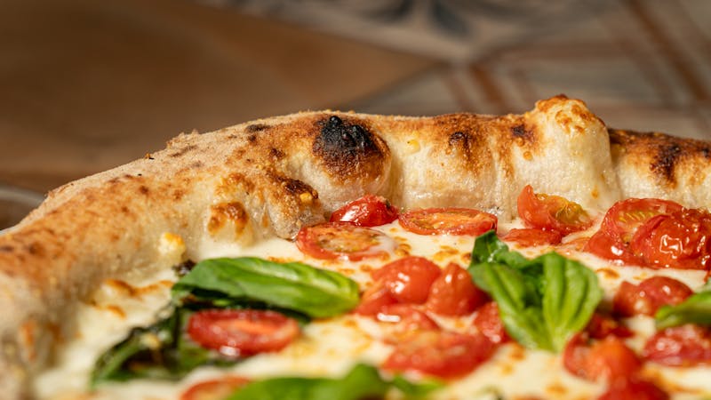 Pizzeta Margherita clásica con queso y tomate