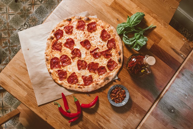 Pizzeta Diavola picante con salami y chiles